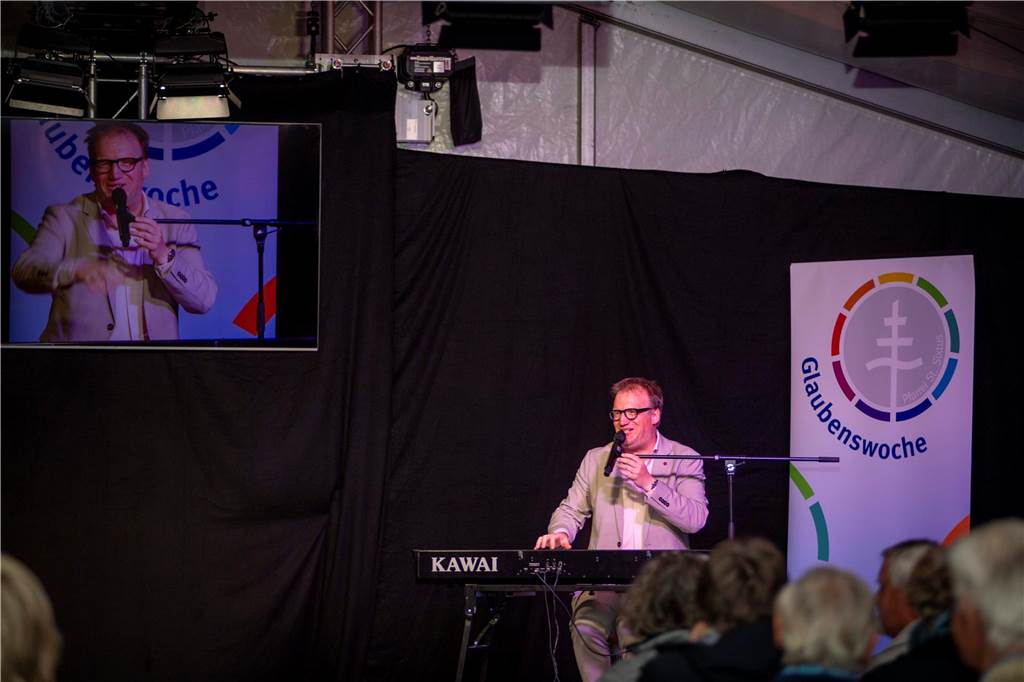 Im Festzelt auf dem Marktplatz gab es am Dienstagabend (10.9.) einen Comedy-Abend mit Jens Heinrich Claassen, Serhat Dogan und Erasmus Stein. Anlass war die Ökumenische Glaubenswoche zum Thema Nachaltigkeit.