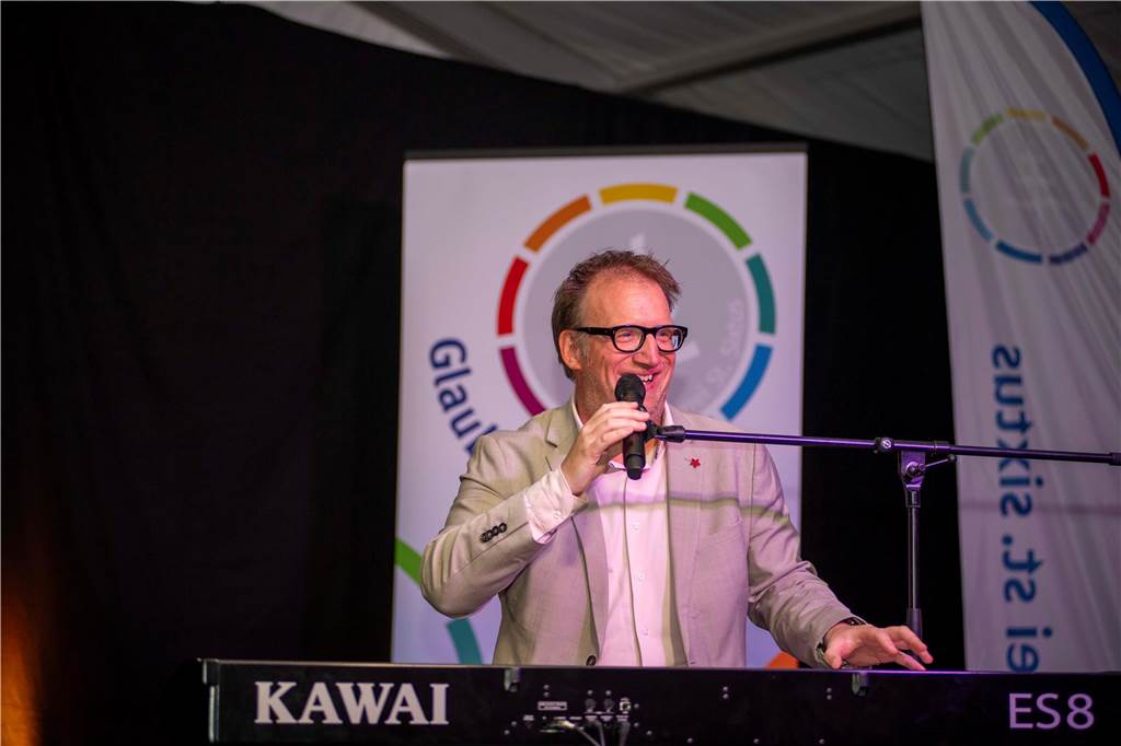 Im Festzelt auf dem Marktplatz gab es am Dienstagabend (10.9.) einen Comedy-Abend mit Jens Heinrich Claassen, Serhat Dogan und Erasmus Stein. Anlass war die Ökumenische Glaubenswoche zum Thema Nachaltigkeit.