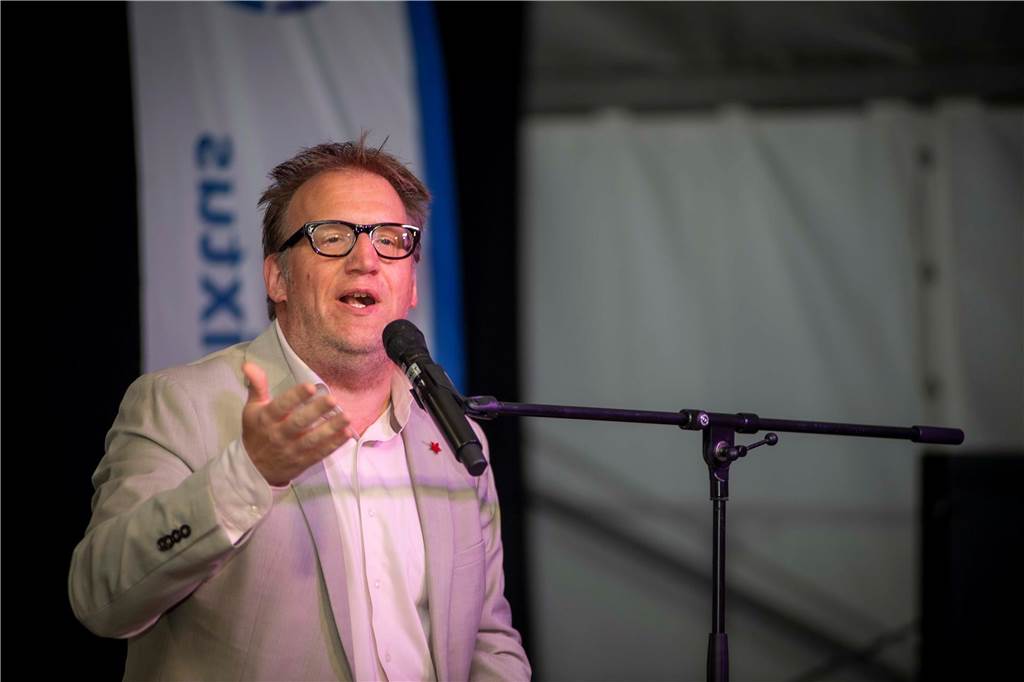 Im Festzelt auf dem Marktplatz gab es am Dienstagabend (10.9.) einen Comedy-Abend mit Jens Heinrich Claassen, Serhat Dogan und Erasmus Stein. Anlass war die Ökumenische Glaubenswoche zum Thema Nachaltigkeit.