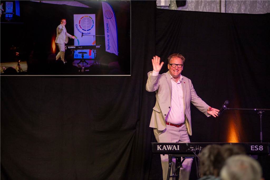 Im Festzelt auf dem Marktplatz gab es am Dienstagabend (10.9.) einen Comedy-Abend mit Jens Heinrich Claassen, Serhat Dogan und Erasmus Stein. Anlass war die Ökumenische Glaubenswoche zum Thema Nachaltigkeit.