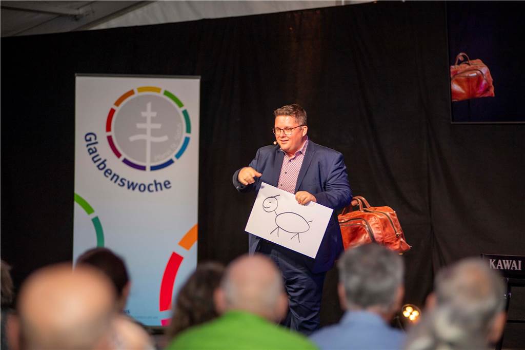 Im Festzelt auf dem Marktplatz gab es am Dienstagabend (10.9.) einen Comedy-Abend mit Jens Heinrich Claassen, Serhat Dogan und Erasmus Stein. Anlass war die Ökumenische Glaubenswoche zum Thema Nachaltigkeit.