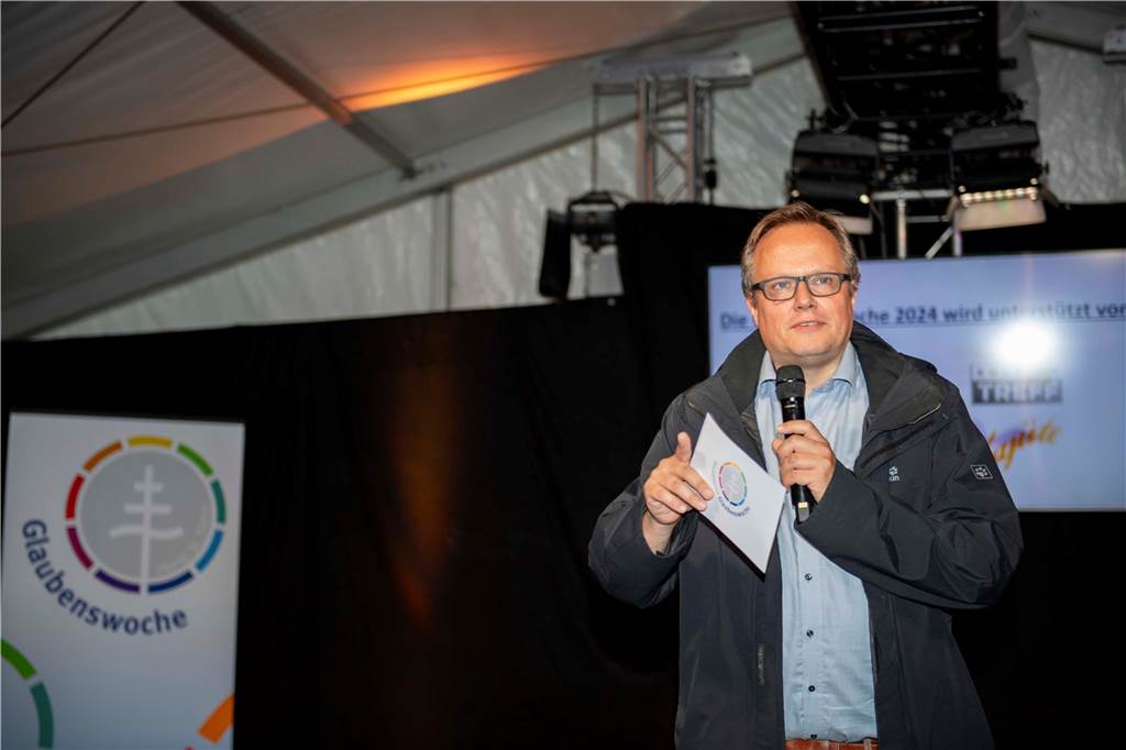 Im Festzelt auf dem Marktplatz gab es am Dienstagabend (10.9.) einen Comedy-Abend mit Jens Heinrich Claassen, Serhat Dogan und Erasmus Stein. Anlass war die Ökumenische Glaubenswoche zum Thema Nachaltigkeit.