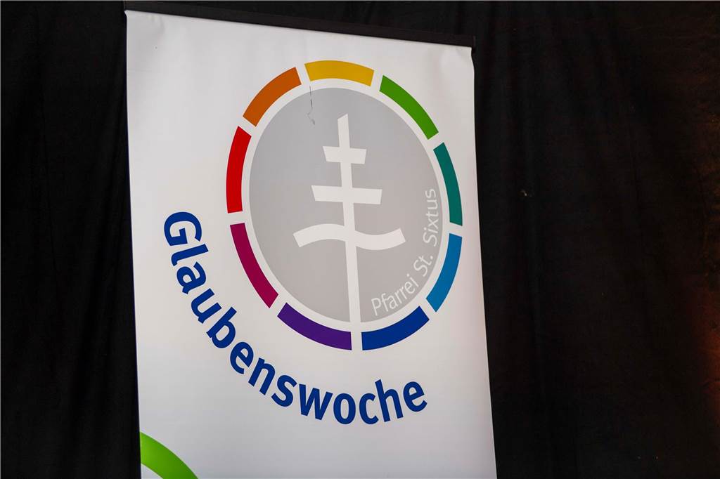 Im Festzelt auf dem Marktplatz gab es am Dienstagabend (10.9.) einen Comedy-Abend mit Jens Heinrich Claassen, Serhat Dogan und Erasmus Stein. Anlass war die Ökumenische Glaubenswoche zum Thema Nachaltigkeit.