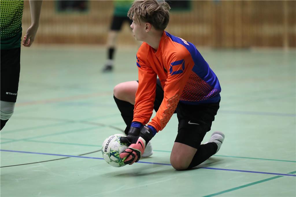 Im Finale der Hallenkreismeisterschaft der A-Junioren setzte sich Teutonia SuS Waltrop gegen die SG Suderwich durch. Davor sicherte sich der VfB Hüls gegen die JSG Raesfeld/Erle den dritten Platz in der Helmut-Pardon-Halle.