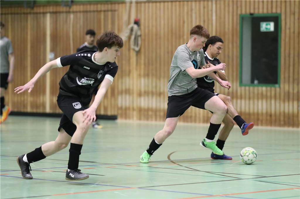Im Finale der Hallenkreismeisterschaft der A-Junioren setzte sich Teutonia SuS Waltrop gegen die SG Suderwich durch. Davor sicherte sich der VfB Hüls gegen die JSG Raesfeld/Erle den dritten Platz in der Helmut-Pardon-Halle.