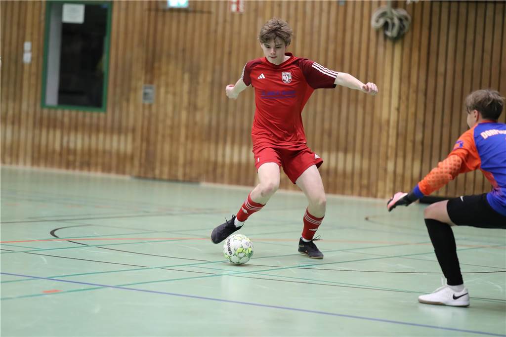 Im Finale der Hallenkreismeisterschaft der A-Junioren setzte sich Teutonia SuS Waltrop gegen die SG Suderwich durch. Davor sicherte sich der VfB Hüls gegen die JSG Raesfeld/Erle den dritten Platz in der Helmut-Pardon-Halle.