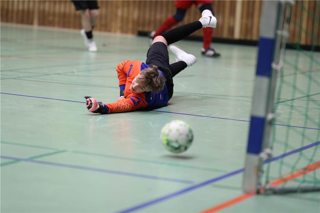 Im Finale der Hallenkreismeisterschaft der A-Junioren setzte sich Teutonia SuS Waltrop gegen die SG Suderwich durch. Davor sicherte sich der VfB Hüls gegen die JSG Raesfeld/Erle den dritten Platz in der Helmut-Pardon-Halle.