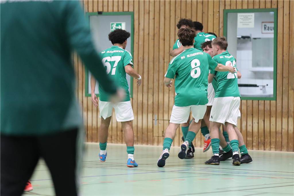 Im Finale der Hallenkreismeisterschaft der A-Junioren setzte sich Teutonia SuS Waltrop gegen die SG Suderwich durch. Davor sicherte sich der VfB Hüls gegen die JSG Raesfeld/Erle den dritten Platz in der Helmut-Pardon-Halle.
