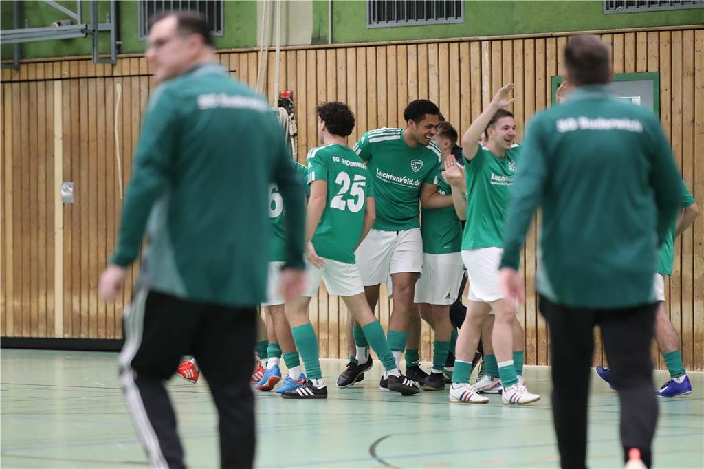 Im Finale der Hallenkreismeisterschaft der A-Junioren setzte sich Teutonia SuS Waltrop gegen die SG Suderwich durch. Davor sicherte sich der VfB Hüls gegen die JSG Raesfeld/Erle den dritten Platz in der Helmut-Pardon-Halle.