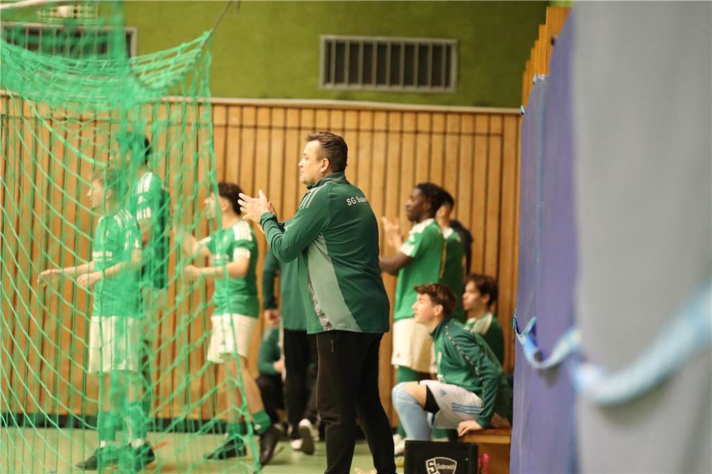 Im Finale der Hallenkreismeisterschaft der A-Junioren setzte sich Teutonia SuS Waltrop gegen die SG Suderwich durch. Davor sicherte sich der VfB Hüls gegen die JSG Raesfeld/Erle den dritten Platz in der Helmut-Pardon-Halle.