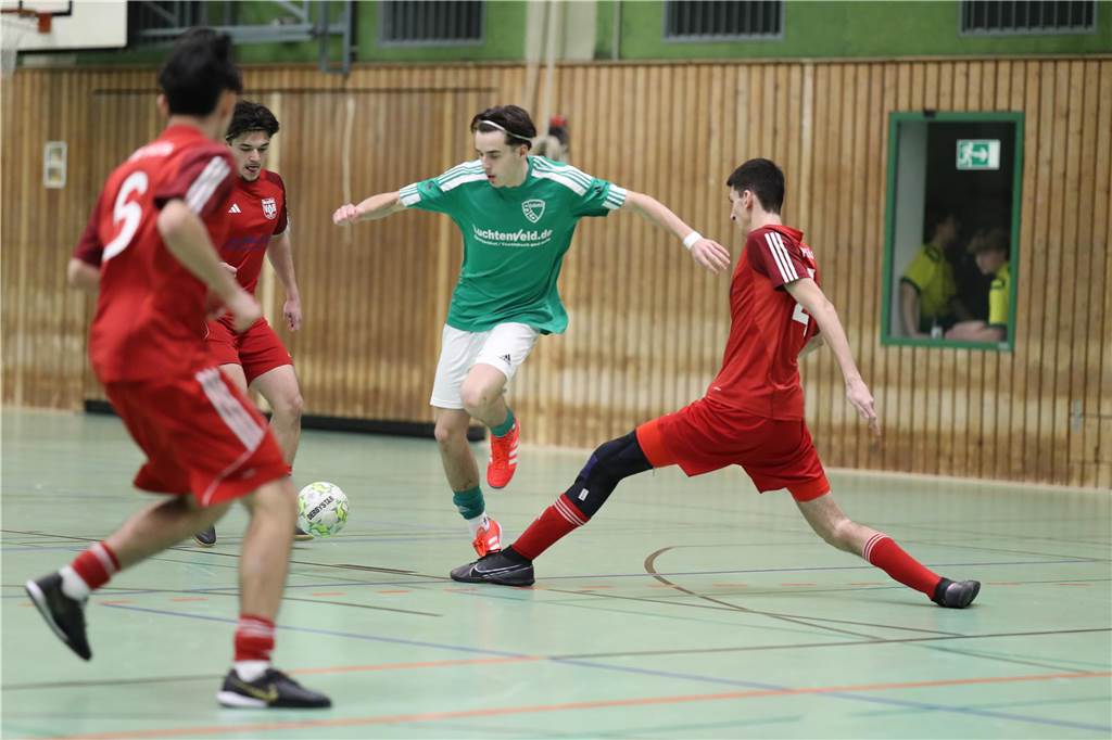 Im Finale der Hallenkreismeisterschaft der A-Junioren setzte sich Teutonia SuS Waltrop gegen die SG Suderwich durch. Davor sicherte sich der VfB Hüls gegen die JSG Raesfeld/Erle den dritten Platz in der Helmut-Pardon-Halle.