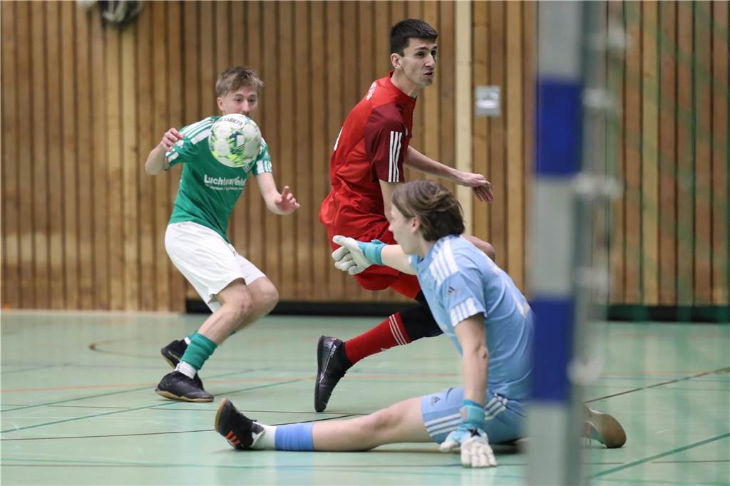 Im Finale der Hallenkreismeisterschaft der A-Junioren setzte sich Teutonia SuS Waltrop gegen die SG Suderwich durch. Davor sicherte sich der VfB Hüls gegen die JSG Raesfeld/Erle den dritten Platz in der Helmut-Pardon-Halle.