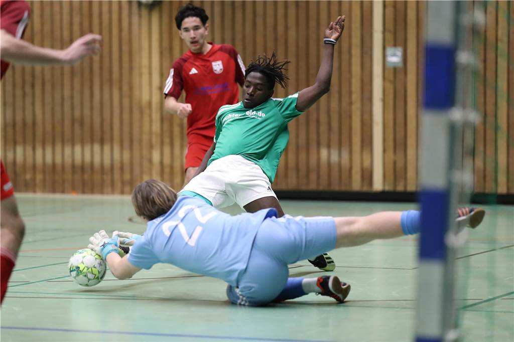 Im Finale der Hallenkreismeisterschaft der A-Junioren setzte sich Teutonia SuS Waltrop gegen die SG Suderwich durch. Davor sicherte sich der VfB Hüls gegen die JSG Raesfeld/Erle den dritten Platz in der Helmut-Pardon-Halle.