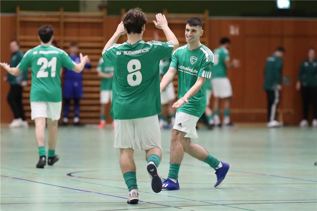 Im Finale der Hallenkreismeisterschaft der A-Junioren setzte sich Teutonia SuS Waltrop gegen die SG Suderwich durch. Davor sicherte sich der VfB Hüls gegen die JSG Raesfeld/Erle den dritten Platz in der Helmut-Pardon-Halle.