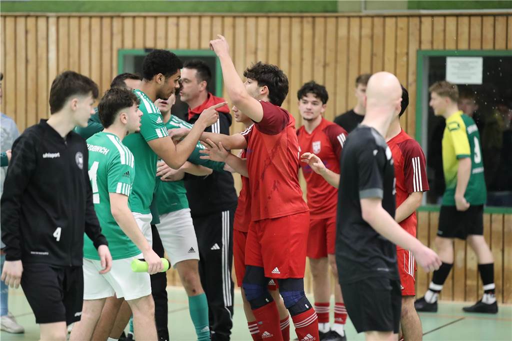 Im Finale der Hallenkreismeisterschaft der A-Junioren setzte sich Teutonia SuS Waltrop gegen die SG Suderwich durch. Davor sicherte sich der VfB Hüls gegen die JSG Raesfeld/Erle den dritten Platz in der Helmut-Pardon-Halle.