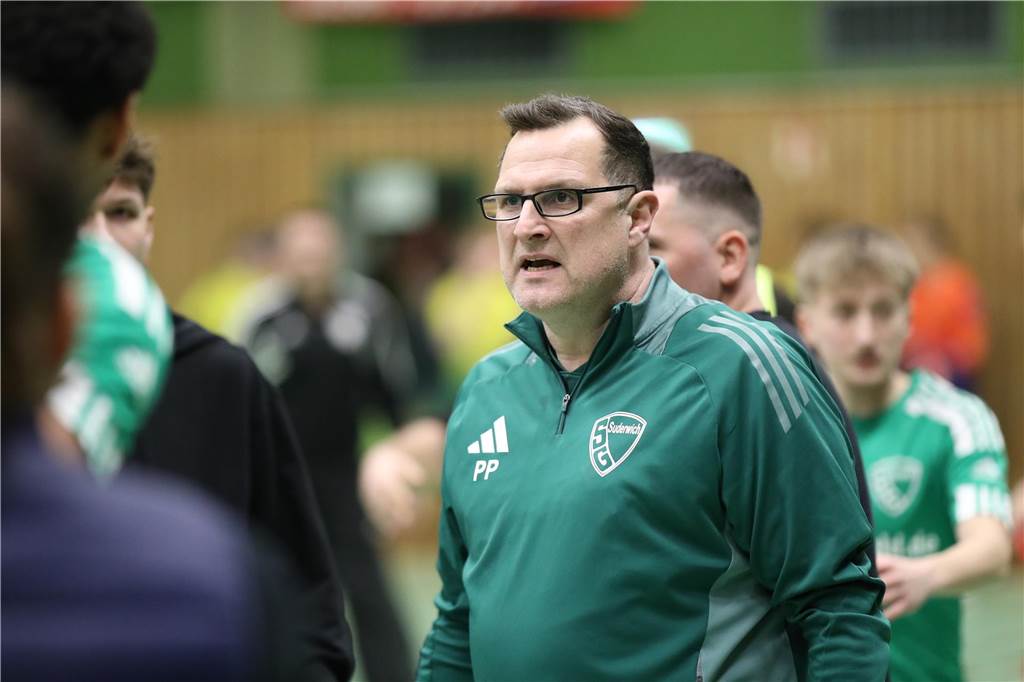 Im Finale der Hallenkreismeisterschaft der A-Junioren setzte sich Teutonia SuS Waltrop gegen die SG Suderwich durch. Davor sicherte sich der VfB Hüls gegen die JSG Raesfeld/Erle den dritten Platz in der Helmut-Pardon-Halle.
