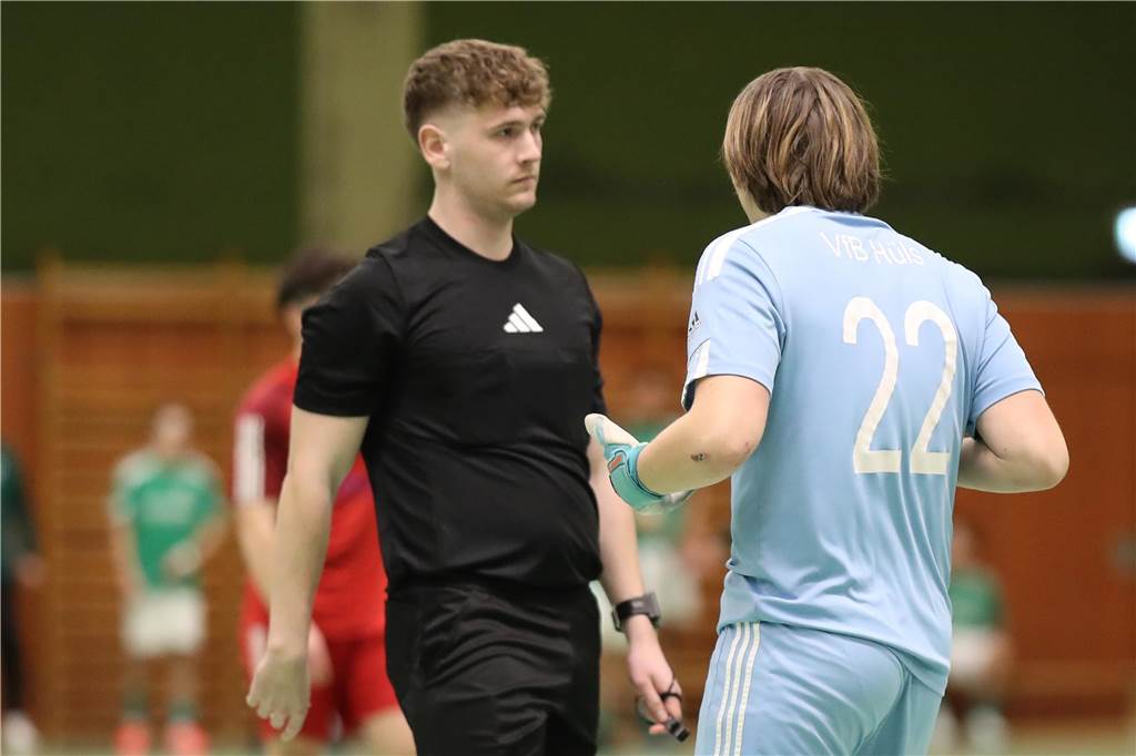 Im Finale der Hallenkreismeisterschaft der A-Junioren setzte sich Teutonia SuS Waltrop gegen die SG Suderwich durch. Davor sicherte sich der VfB Hüls gegen die JSG Raesfeld/Erle den dritten Platz in der Helmut-Pardon-Halle.