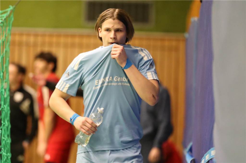 Im Finale der Hallenkreismeisterschaft der A-Junioren setzte sich Teutonia SuS Waltrop gegen die SG Suderwich durch. Davor sicherte sich der VfB Hüls gegen die JSG Raesfeld/Erle den dritten Platz in der Helmut-Pardon-Halle.