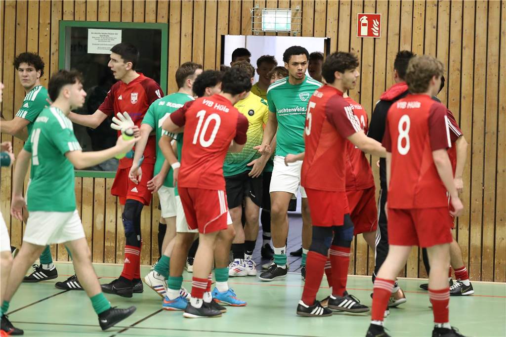 Im Finale der Hallenkreismeisterschaft der A-Junioren setzte sich Teutonia SuS Waltrop gegen die SG Suderwich durch. Davor sicherte sich der VfB Hüls gegen die JSG Raesfeld/Erle den dritten Platz in der Helmut-Pardon-Halle.