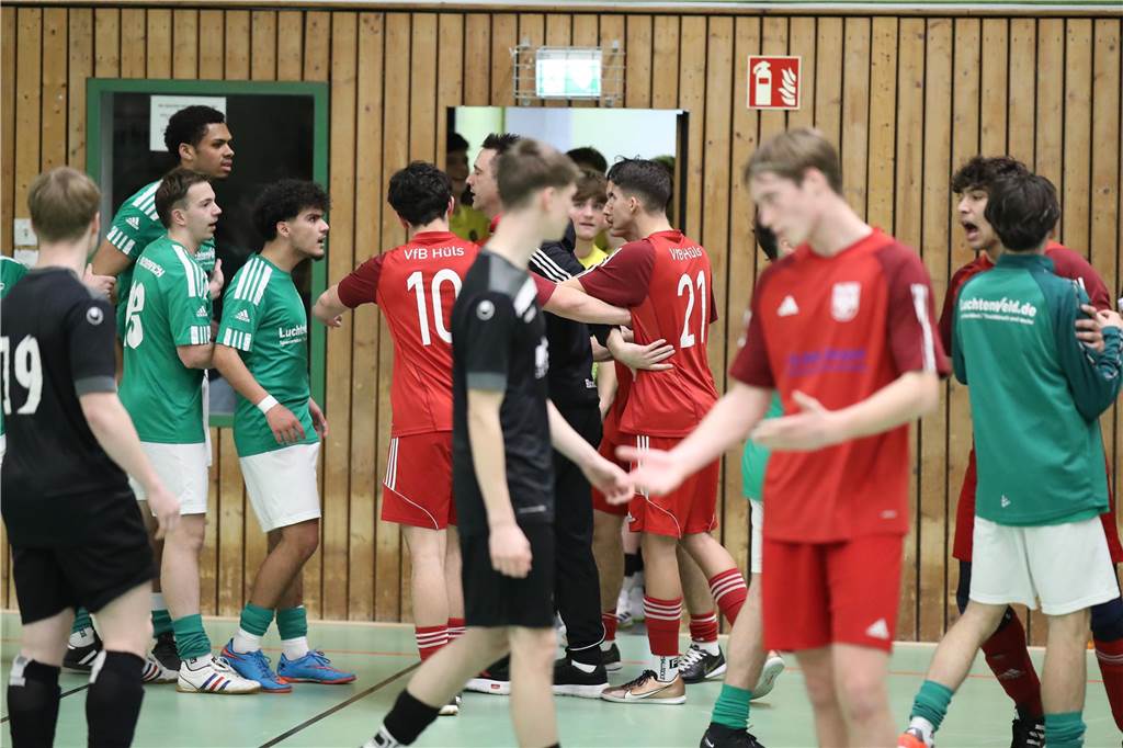 Im Finale der Hallenkreismeisterschaft der A-Junioren setzte sich Teutonia SuS Waltrop gegen die SG Suderwich durch. Davor sicherte sich der VfB Hüls gegen die JSG Raesfeld/Erle den dritten Platz in der Helmut-Pardon-Halle.