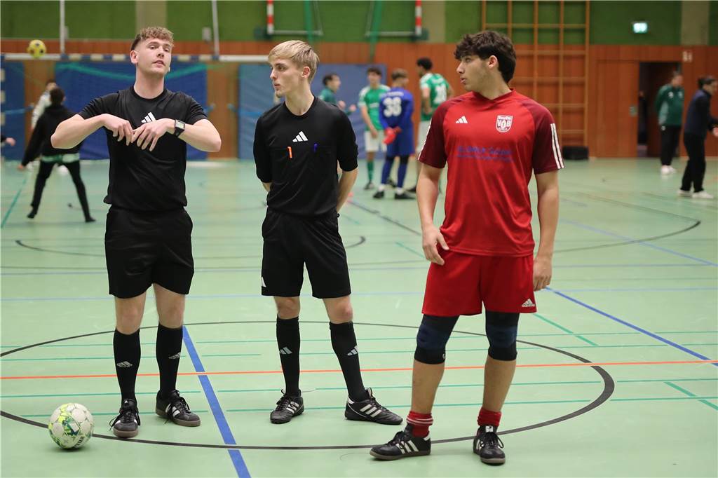 Im Finale der Hallenkreismeisterschaft der A-Junioren setzte sich Teutonia SuS Waltrop gegen die SG Suderwich durch. Davor sicherte sich der VfB Hüls gegen die JSG Raesfeld/Erle den dritten Platz in der Helmut-Pardon-Halle.