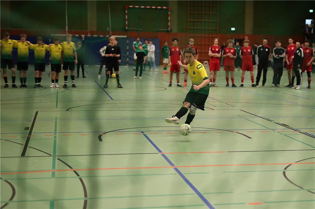 Im Finale der Hallenkreismeisterschaft der A-Junioren setzte sich Teutonia SuS Waltrop gegen die SG Suderwich durch. Davor sicherte sich der VfB Hüls gegen die JSG Raesfeld/Erle den dritten Platz in der Helmut-Pardon-Halle.