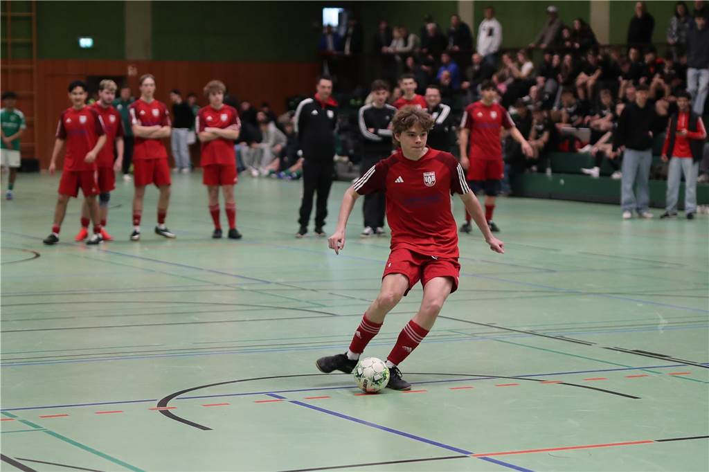 Im Finale der Hallenkreismeisterschaft der A-Junioren setzte sich Teutonia SuS Waltrop gegen die SG Suderwich durch. Davor sicherte sich der VfB Hüls gegen die JSG Raesfeld/Erle den dritten Platz in der Helmut-Pardon-Halle.