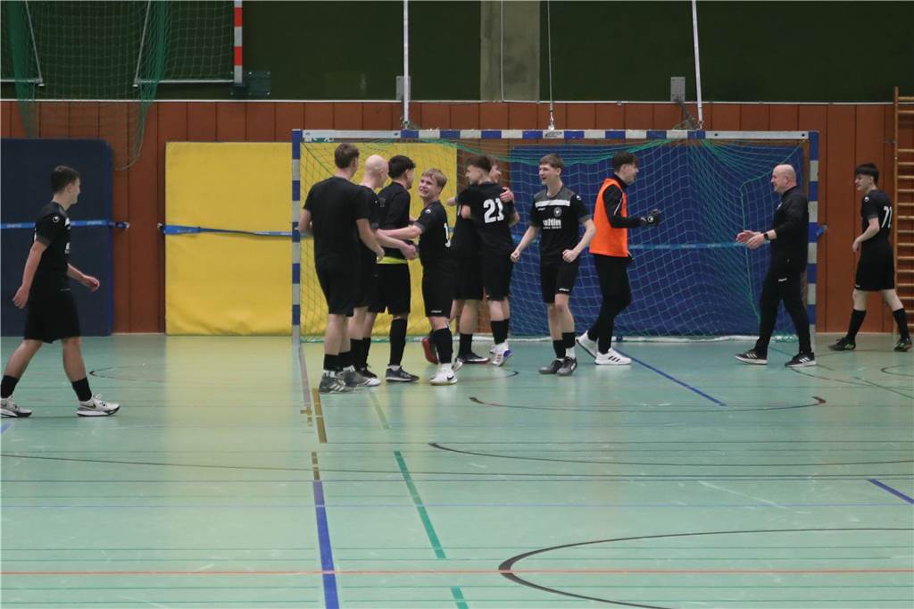 Im Finale der Hallenkreismeisterschaft der A-Junioren setzte sich Teutonia SuS Waltrop gegen die SG Suderwich durch. Davor sicherte sich der VfB Hüls gegen die JSG Raesfeld/Erle den dritten Platz in der Helmut-Pardon-Halle.