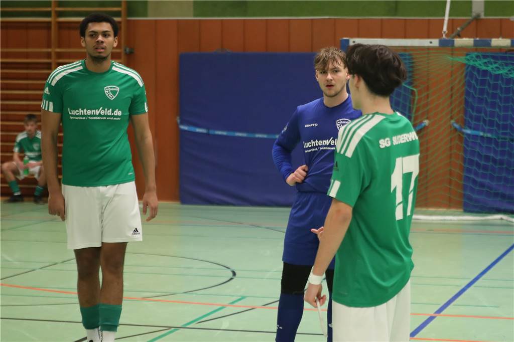 Im Finale der Hallenkreismeisterschaft der A-Junioren setzte sich Teutonia SuS Waltrop gegen die SG Suderwich durch. Davor sicherte sich der VfB Hüls gegen die JSG Raesfeld/Erle den dritten Platz in der Helmut-Pardon-Halle.