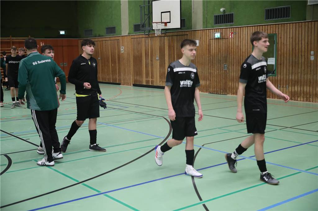 Im Finale der Hallenkreismeisterschaft der A-Junioren setzte sich Teutonia SuS Waltrop gegen die SG Suderwich durch. Davor sicherte sich der VfB Hüls gegen die JSG Raesfeld/Erle den dritten Platz in der Helmut-Pardon-Halle.