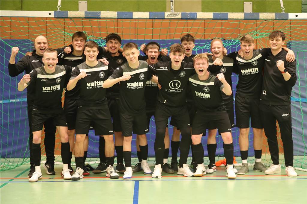 Im Finale der Hallenkreismeisterschaft der A-Junioren setzte sich Teutonia SuS Waltrop gegen die SG Suderwich durch. Davor sicherte sich der VfB Hüls gegen die JSG Raesfeld/Erle den dritten Platz in der Helmut-Pardon-Halle.