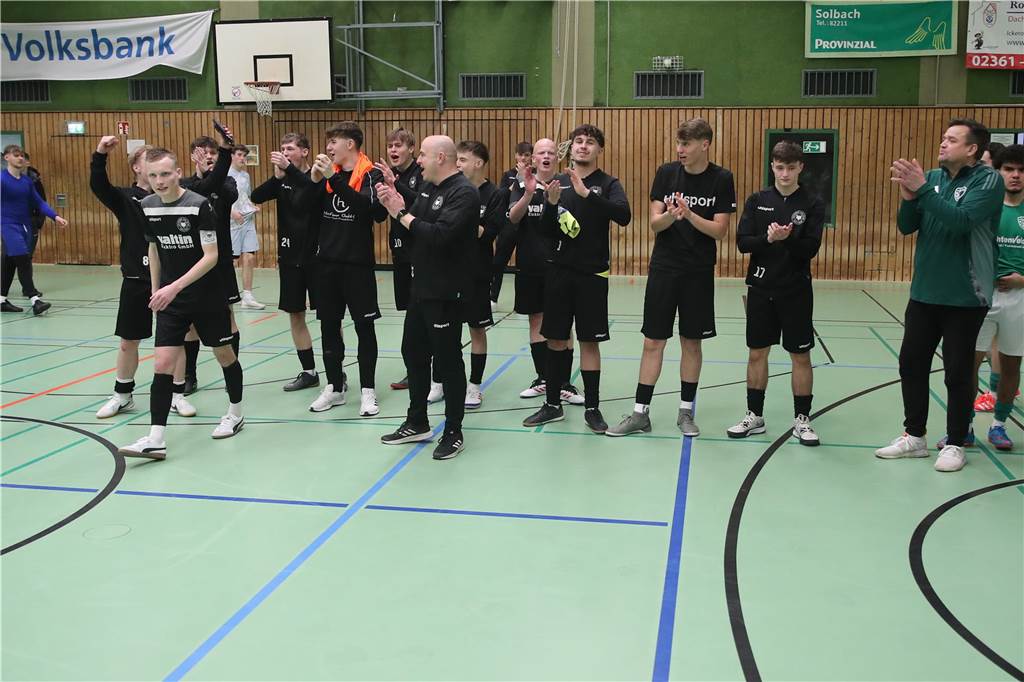 Im Finale der Hallenkreismeisterschaft der A-Junioren setzte sich Teutonia SuS Waltrop gegen die SG Suderwich durch. Davor sicherte sich der VfB Hüls gegen die JSG Raesfeld/Erle den dritten Platz in der Helmut-Pardon-Halle.