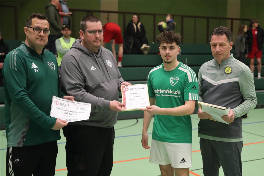 Im Finale der Hallenkreismeisterschaft der A-Junioren setzte sich Teutonia SuS Waltrop gegen die SG Suderwich durch. Davor sicherte sich der VfB Hüls gegen die JSG Raesfeld/Erle den dritten Platz in der Helmut-Pardon-Halle.