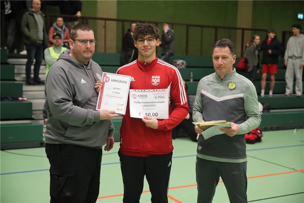 Im Finale der Hallenkreismeisterschaft der A-Junioren setzte sich Teutonia SuS Waltrop gegen die SG Suderwich durch. Davor sicherte sich der VfB Hüls gegen die JSG Raesfeld/Erle den dritten Platz in der Helmut-Pardon-Halle.