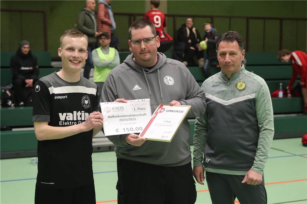 Im Finale der Hallenkreismeisterschaft der A-Junioren setzte sich Teutonia SuS Waltrop gegen die SG Suderwich durch. Davor sicherte sich der VfB Hüls gegen die JSG Raesfeld/Erle den dritten Platz in der Helmut-Pardon-Halle.