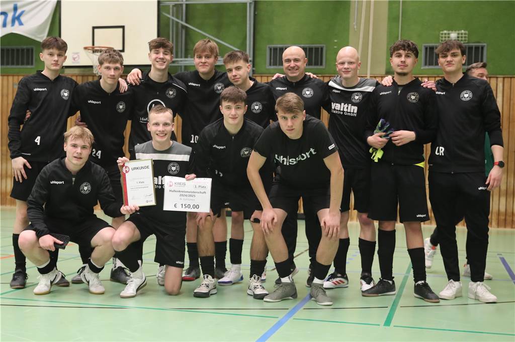 Im Finale der Hallenkreismeisterschaft der A-Junioren setzte sich Teutonia SuS Waltrop gegen die SG Suderwich durch. Davor sicherte sich der VfB Hüls gegen die JSG Raesfeld/Erle den dritten Platz in der Helmut-Pardon-Halle.