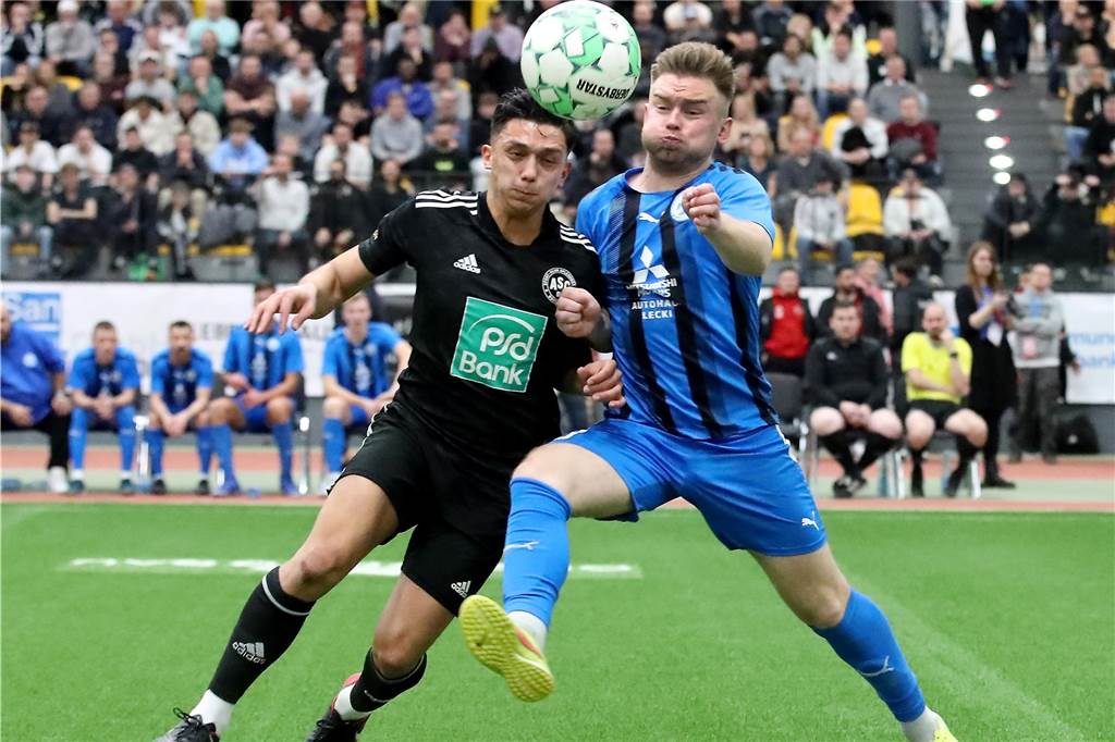 Am Rande der Bande: In der Europahalle Im Finale der vergangenen Dortmunder Hallenstadtmeisterschaft scheiterte Didi Liskunov (r.) mit dem FC Brünninghausen im Finale gegen den Oberligisten ADC 09 Dortmund.