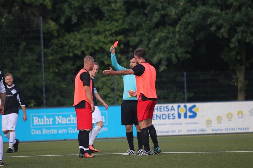Diese Spieler fehlen dem BV Brambauer länger Im Finale des Cappenberger Vorbereitungsturniers sah Marcel Bieber (l.) Gelb-Rot. Seine Sperre wurde aufgrund unsportlichen Verhaltens gegenüber dem Schiedsrichter verlängert. Jetzt ist Bieber wieder spielberechtigt.