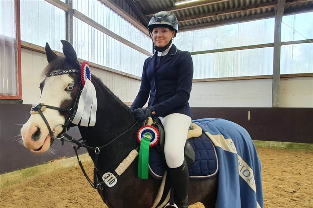 Die Ponyspringelite maß sich am Wochenende: vier Tage Ponymeeting Im Finale um die Goldene Dahlie sicherte sich MAja Vinkelau mit Dexter den zweiten Platz. Hier ist sie mit dem Pony Milcky Way zu sehen, mit dem sie ebenfalls erfolgreich für den Reitverein Legden unterwegs war.