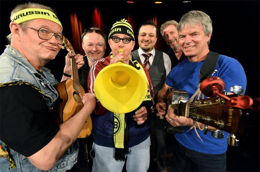 Das plant die freie Szene fürs Festival Dortbunt Im Fletch BIzzel stellte Horst Hanke-Lindemann (2.v.r.) gestern einige der Künstler vor, die beim Dortbunt-Festival die freie Szene Dortmunds vertreten (v.l.): Martin Eickmann, Hans-Peter Krüger, Franziska Mense-Moritz, Murat Kayi und Fred Ape.