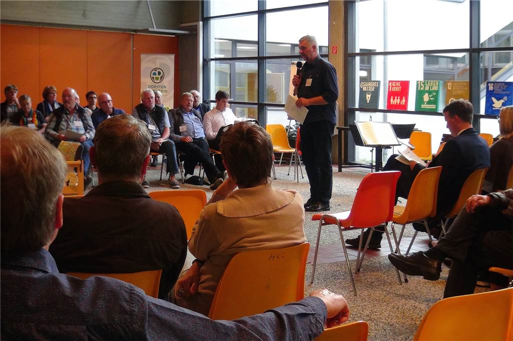 Respekt, Toleranz, Menschenwürde - so geht es weiter mit der „Dorstener Erklärung“ Im Foyer der Neuen Schule Holsterhausen saßen sich die etwa 70 Teilnehmer gegenüber. Joachim Thiehoff vom Büro für Bürgerengagement, Ehrenamt und Sport erläuterte am Freitagabend die zentralen Punkte aus den vorausgehenden elf Stadtteilkonferenzen.