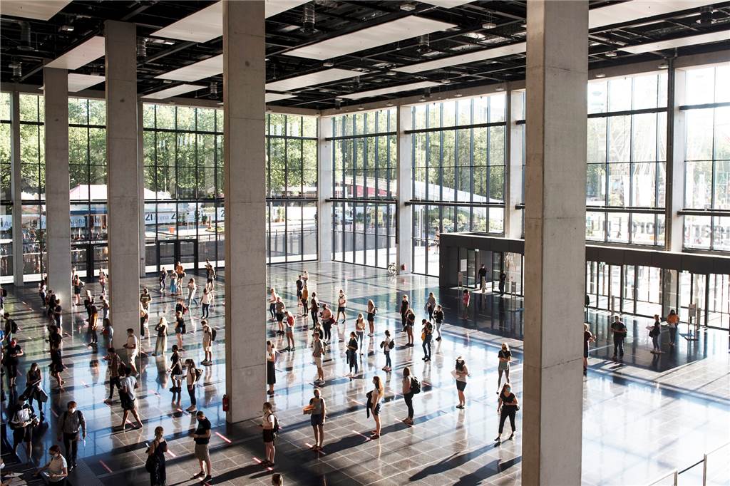 Lärm, Riesenhalle und viel Security: Die Corona-Klausuren der TU Im Foyer der Westfalenhalle 3 standen einige Schalter bereit, um die Uni-Ausweise der Studierenden zu kontrollieren.