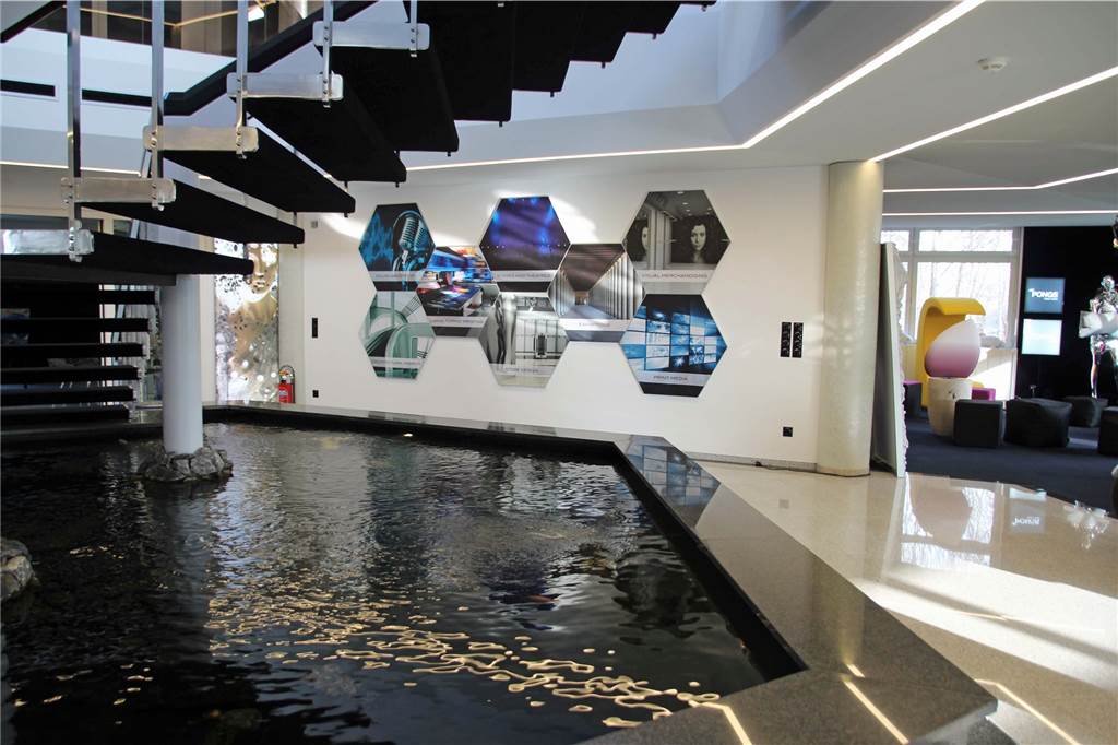 Stoffe für das Bühnenbild von Mario Barth Im Foyer wurde ein Wasserspiel installiert. Fotos Pongs