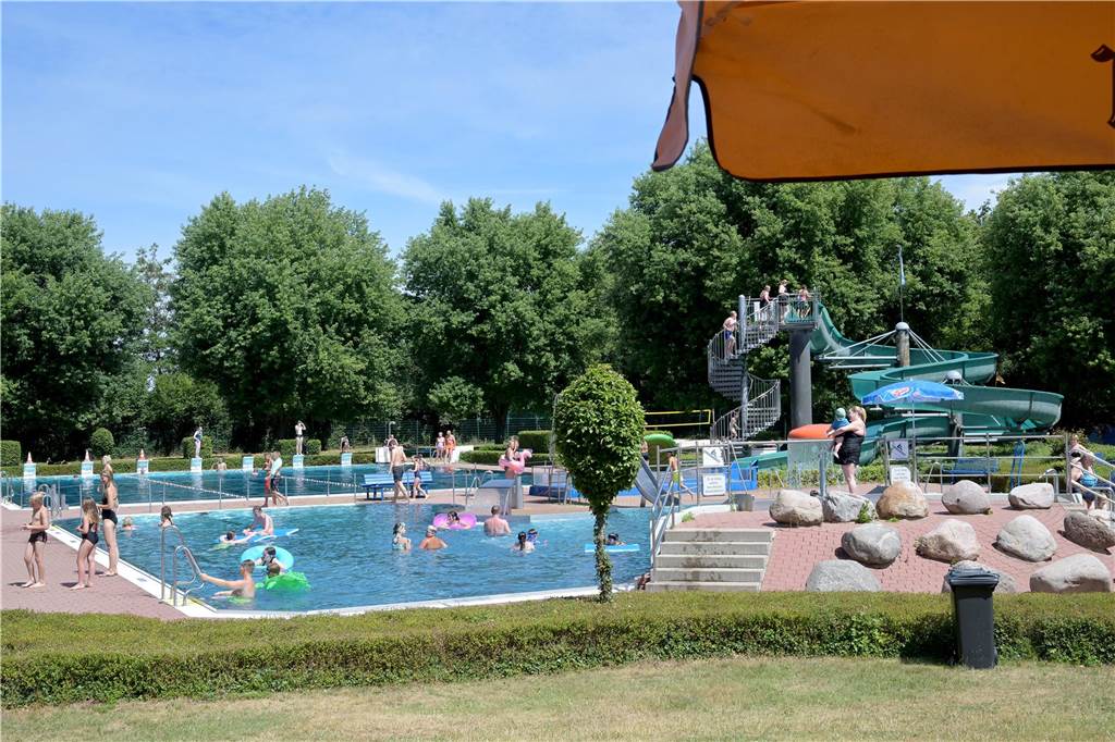 Volle Freibäder an heißem Wochenende: „Hatten fünf Leute als Parkeinweiser“ Im Freibad Selm herrschte am vergangenen Wochenende reger Betrieb (Symbolbild).