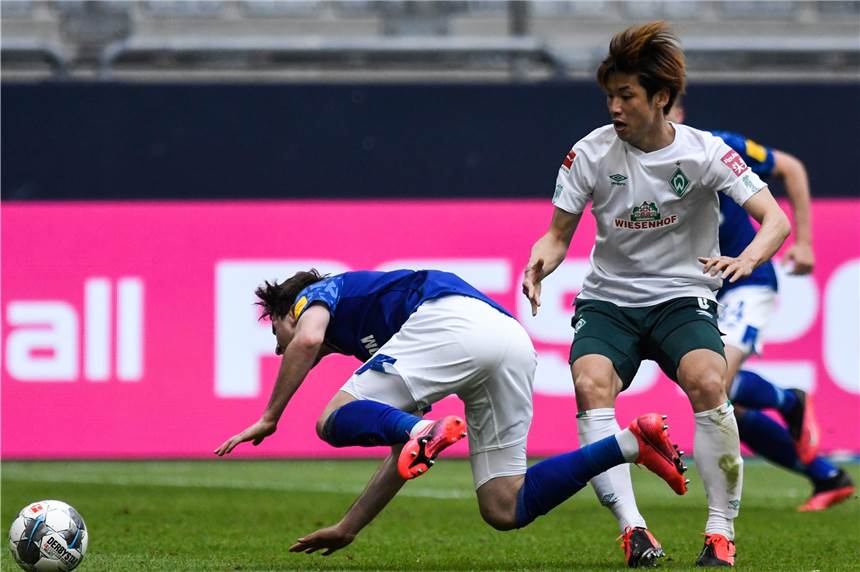 Im freien Fall: Schalke (hier Juan Miranda/l. gegen Yuya Osaka) kassierte die vierte Niederlage in Folge. Seit elf Bundesliga-Spielen sind die Königsblauen nun sieglos.