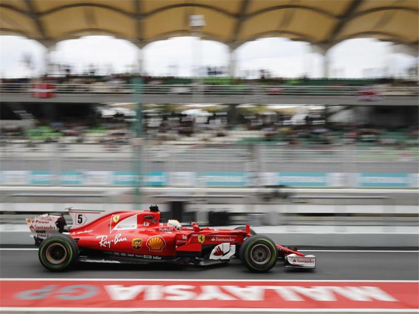 Vettel vor Quali vorsichtig - Hamilton bemängelt Balance Im freien Training war Sebastian Vettel mehr als 1,4 Sekunden schneller als Rivale Lewis Hamilton. Foto: Vincent Thian