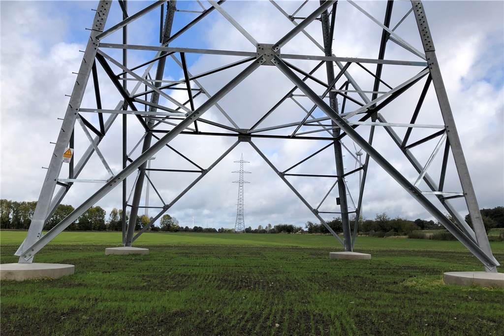 Mit Video: Energiewende zieht in Legden einen breiten Graben Im Frettholt sind bereits die ersten Freileitungsmasten errichtet worden. Insgesamt werden auf dem Legdener Gemeindegebiet 13 Masten errichtet, die zwischen 60 und 90 Meter hoch sind.