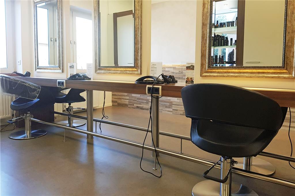 Friseursalon Haarmonie ist gewappnet für die Wiedereröffnung Im Friseursalon Haarmonie stehen die Stühle jetzt extra weit auseinander.