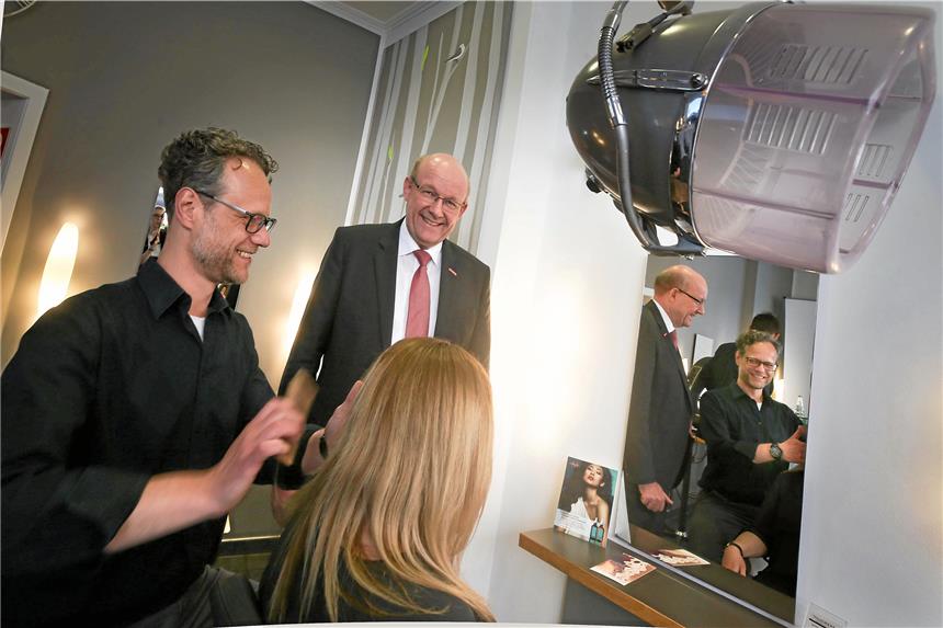 Hochkonjunktur führt zu Engpässen beim Handwerk Im Friseursalon von Jörn Ulrich (l.) an der Liebigstraße stellt Kammer-Präsident Berthold Schröder den Konjunkturbericht der Handwerkskammer vor.