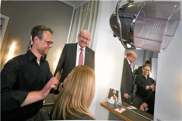 Im Friseursalon von Jörn Ulrich (l.) an der Liebigstraße stellt Kammer-Präsident Berthold Schröder den Konjunkturbericht der Handwerkskammer vor.